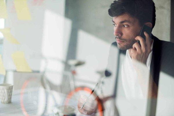 Comment mettre en place une stratégie de gestion des correctifs de sécurité pour les serveurs Linux ?