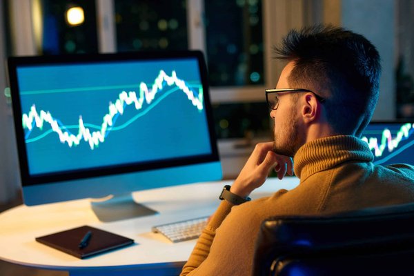 En quoi l'ajout d'un système économique basé sur les crypto-monnaies pourrait-il innover dans un MMO futuriste ?